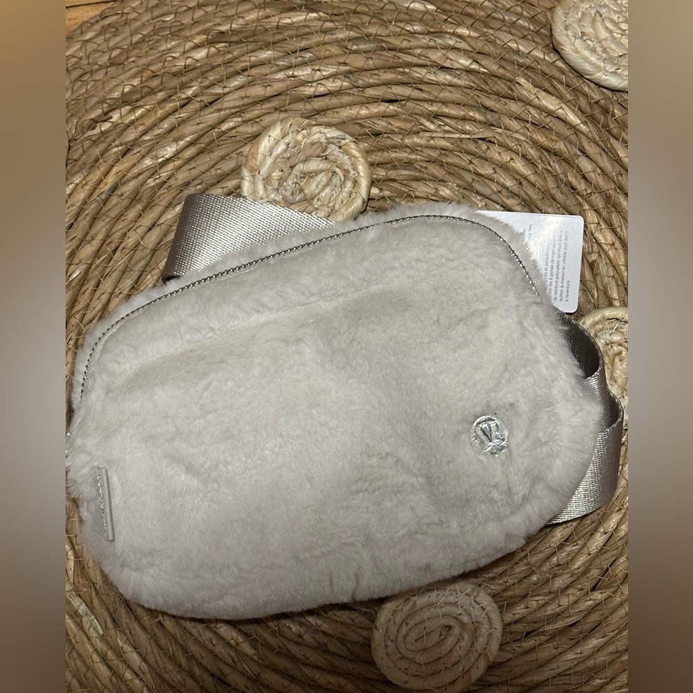 NWT Lululemon Everywhere belt bag plush fleece